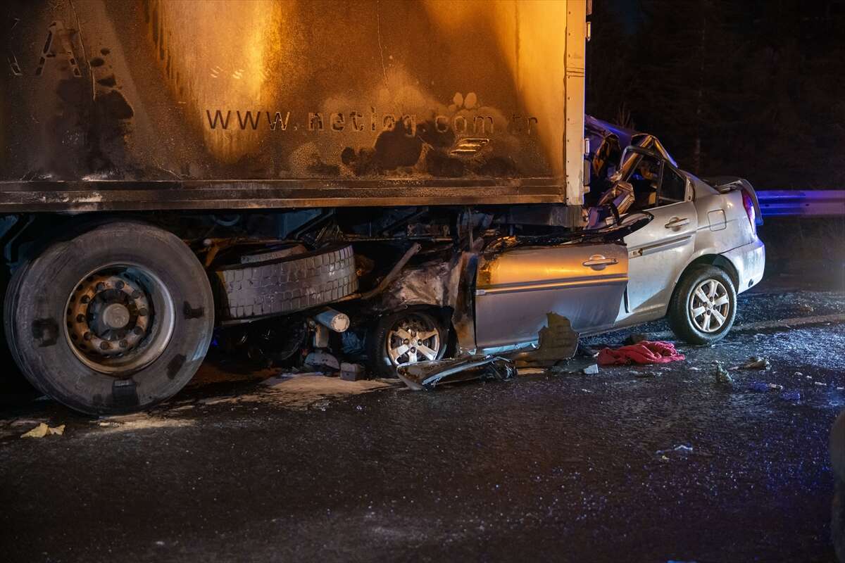 Trafikte facia! TIR’a çarpan otomobil alev aldı, sürücü öldü 1